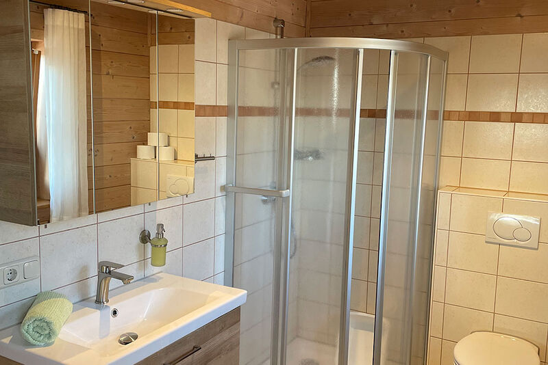 Geräumige Holzhaus-Suite im Rathberger Hof.